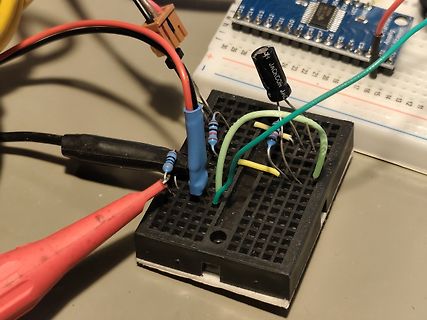 Elektronik-Aufbau auf Breadboards mit Messspitzen