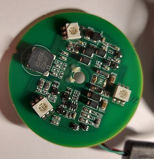 Runde grüne Leiterplatte mit elektronischen Bauteilen