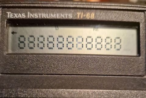 Nahaufnahme eines Texas Instruments TI-68 Displays