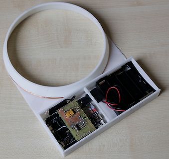 Elektronik-Prototyp in weißem Gehäuse auf Holzuntergrund