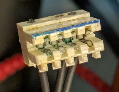 Verschmutzter elektrischer Steckverbinder mit Kabeln