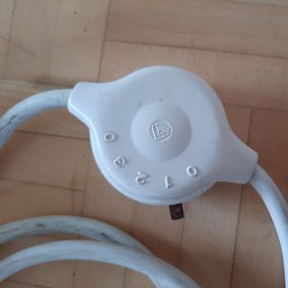 Weißer Drehschalter mit Kabel