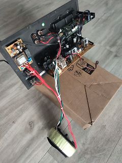 Innenansicht eines geöffneten elektronischen Geräts