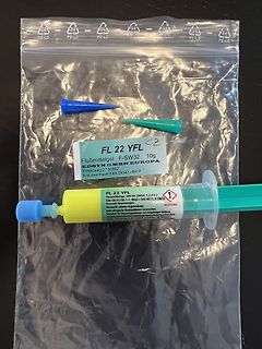 Flussmittel in Plastikbeutel mit Applikatorpins
