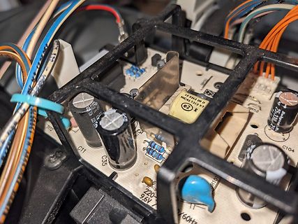 Nahaufnahme einer Leiterplatte mit Elektrolytkondensatoren