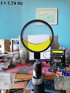 Elektronikaufbau mit Lupe und Display