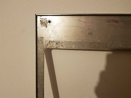 Nahaufnahme einer Metallkante mit Kratzern