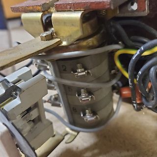 Detailaufnahme einer elektrischen Komponente mit Klemmen
