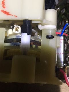 Nahaufnahme mechanischer Bauteile und Kabel