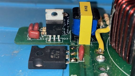Nahaufnahme einer Leiterplatte mit elektronischen Bauteilen