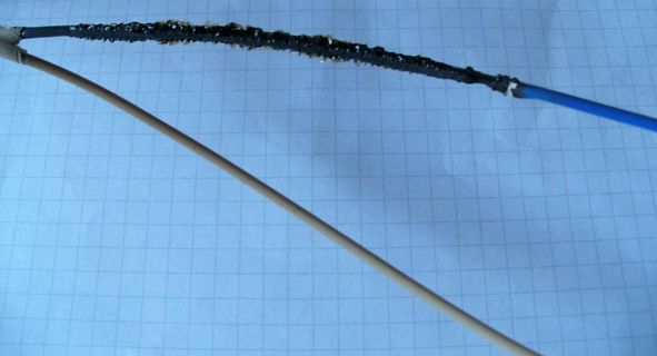 Beschädigtes Kabel mit Kleberesten