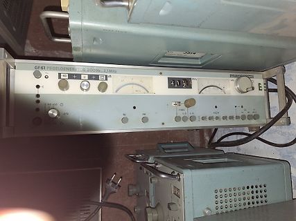 Pegelgenerator und Messgeräte in einer Werkstatt