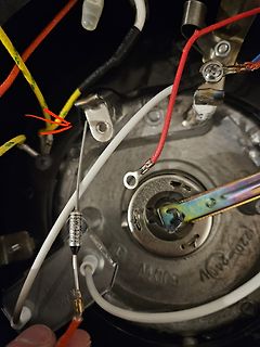 Innenansicht eines elektrischen Geräts mit Verkabelung