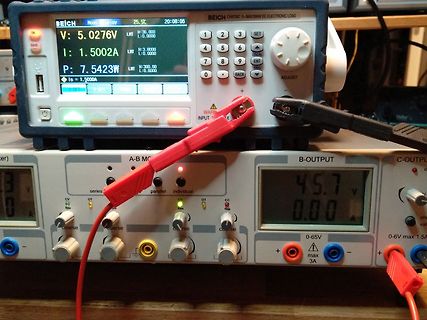 Elektrische Last und Netzteil mit Messwerten