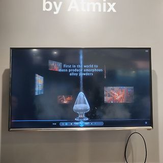 Abfotografierter Monitor mit Text über amorphe Legierungspulver