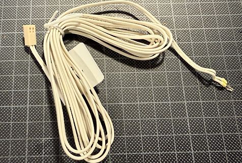 Weißes Kabel mit Steckern und Verbindungsstück