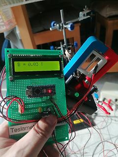 Messaufbau mit LCD-Display und Magnetfeldmessung