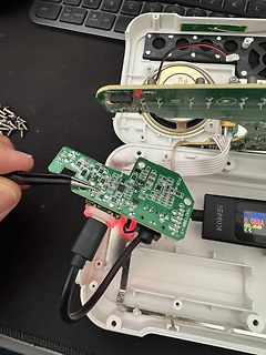 Leiterplatte mit USB-Multimeter und Messung