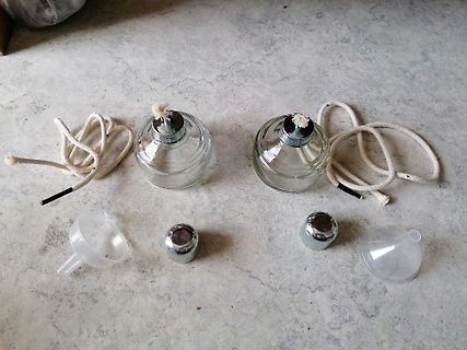 Zerlegte Glaslampen mit Zubehör auf Boden