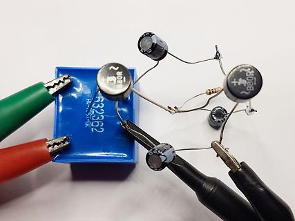 Freie Verdrahtung mit Elektrolytkondensatoren und Messspitzen