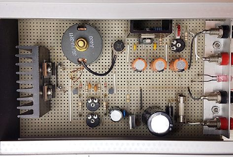 Innenansicht einer bestückten Leiterplatte mit elektronischen Bauteilen
