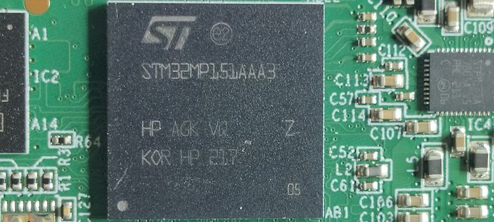 Makroaufnahme eines STM32MP15LAAA3 Mikrocontrollers auf Leiterplatte