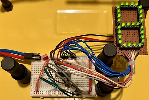 Aufbau mit Breadboard, Lochrasterplatine und 7-Segment-Anzeige