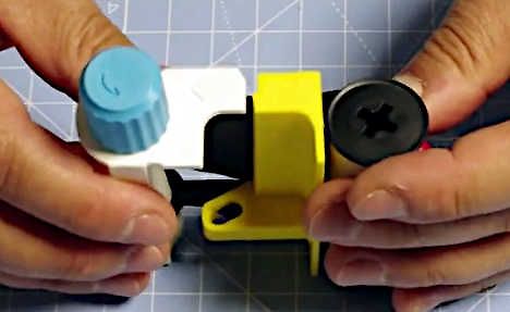 Hände halten ein kleines elektronisches Bauteil oder Modul