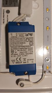 LED-Netzteil auf weißer Unterlage