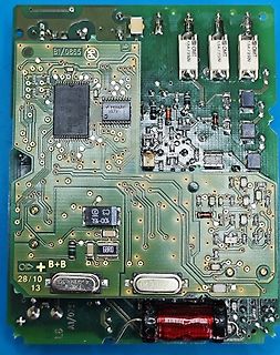 Foto einer Leiterplatte mit elektronischen Bauteilen