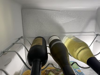 Weinflaschen im Kühlschrank