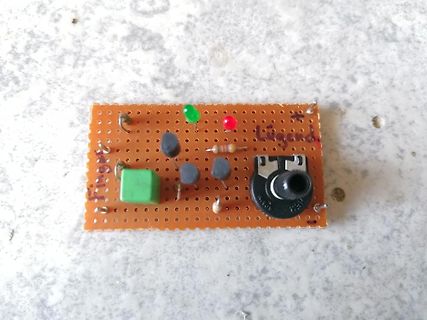 Geätzte Lochrasterplatine mit LEDs, Widerstand und Drehknopf