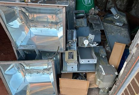 Trümmerhaufen aus Metallgehäusen und Scheinwerfern