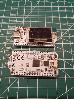 Zwei Heltec WiFi LoRa 32 V3 Entwicklungsboards auf Schneidematte
