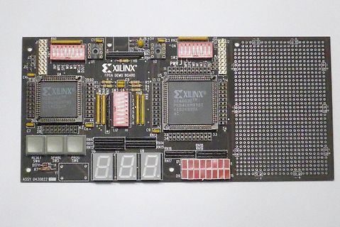 Xilinx FPGA Demo Board mit 7-Segment-Anzeige und Schaltern
