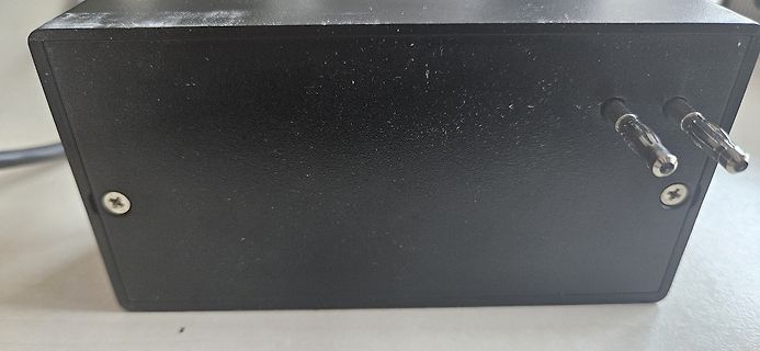 Rückseite eines schwarzen Gehäuses mit zwei Steckkontakten