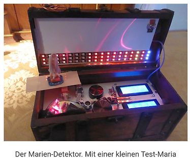 Elektronikaufbau in einer Holzkiste mit Marienfigur