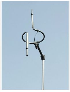Metallische Rohrkonstruktion vor blauem Himmel