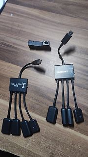 Zwei USB-C OTG Hubs auf Holztisch