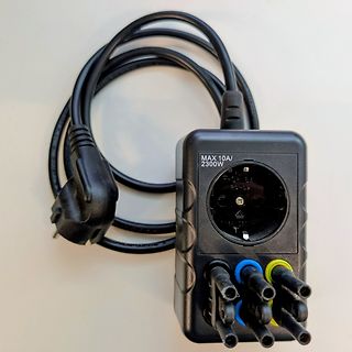 Steckdosenadapter mit Schuko-Stecker und mehreren Ausgängen