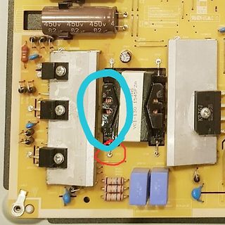Leiterplatte eines Netzteils mit markiertem Bauteil