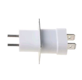 Weißer Netzstecker mit Metallplatte