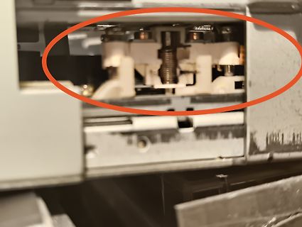 Mechanismus im Inneren eines Geräts mit roter Markierung