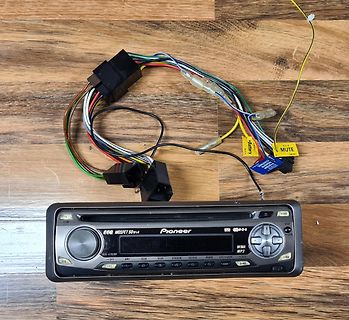 Pioneer Autoradio mit Kabelbaum