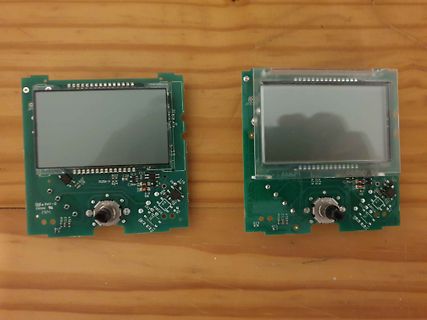 Zwei Leiterplatten mit LCD-Displays auf Holzuntergrund