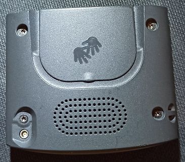 Rückseite eines elektronischen Geräts mit Lautsprecher und Handabdruck-Logo