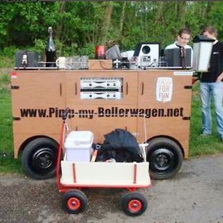 Mobiler Musik- und Getränkewagen mit Elektronikgeräten
