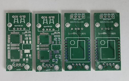 Vier grüne Leiterplatten mit USB-Anschlüssen