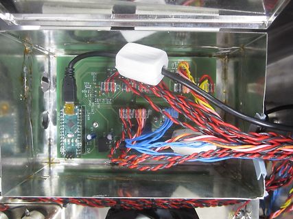 Elektronikaufbau in Metallgehäuse mit Leiterplatte und Verkabelung