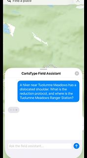 Screenshot einer Chat-Anwendung mit Kartenhintergrund